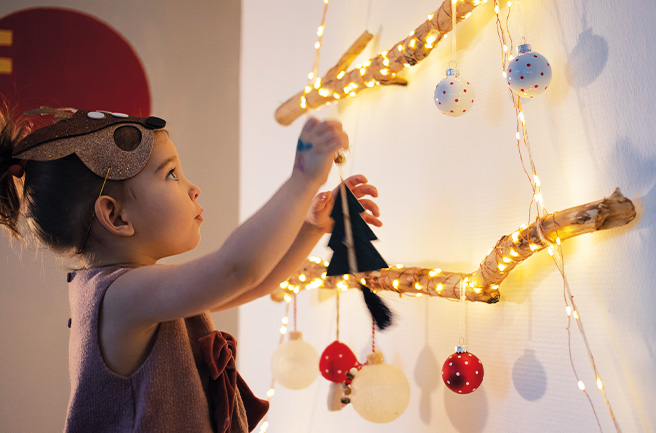 Bambina prepara le decorazioni di Natale