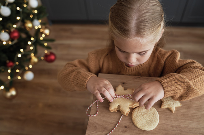 Bambina decore i biscotti di natale