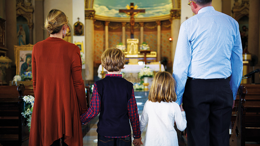 Famiglia entra in chiesa