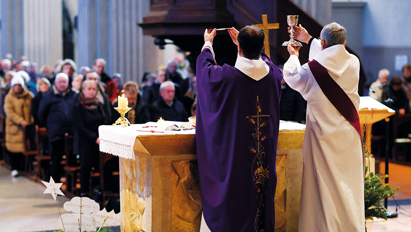 Sacerdote celebra la messa insieme al diacono