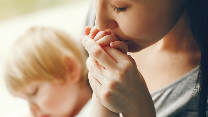 Mamma che prega per il figlio