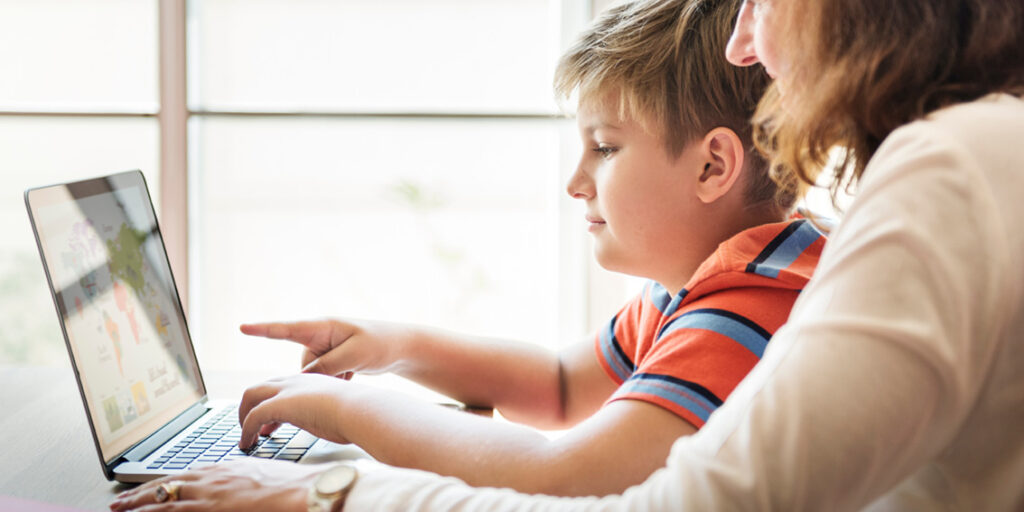 Madre e figlio insieme al pc